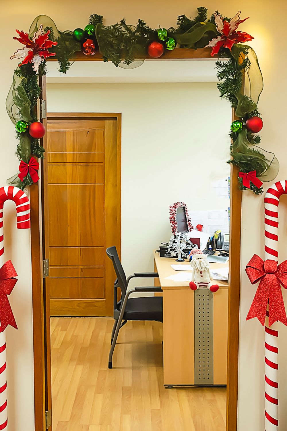 christmas door decorating contest